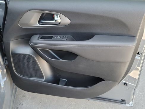 New 2025 Chrysler Pacifica Select FWD image 39