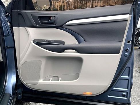 Used 2014 Toyota Highlander LE image 18