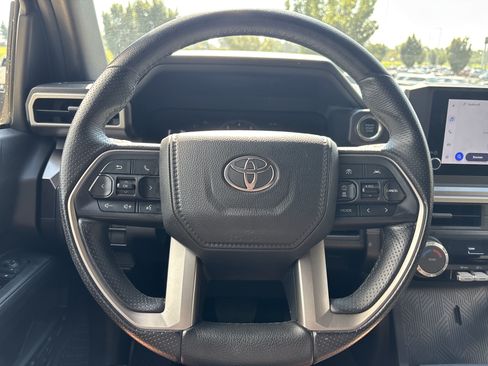 Used 2025 Toyota 4Runner SR5 AWD/4WD image 17