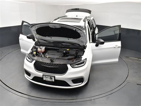 Used 2024 Chrysler Pacifica Limited w/ Uconnect Theater Family Group image 26