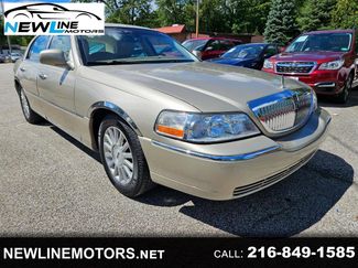 Used 2011 Lincoln Town Car Signature Limited image 1
