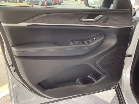 Used 2024 Jeep Grand Cherokee L Limited w/ Luxury Tech Group II image 24