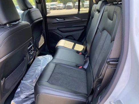 New 2025 Jeep Grand Cherokee Altitude image 7