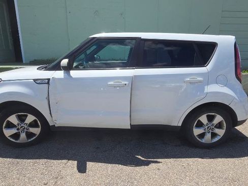 Used 2017 Kia Soul w/ Convenience Package FWD image 4
