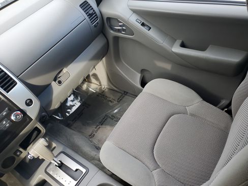 Used 2011 Nissan Frontier SV image 11