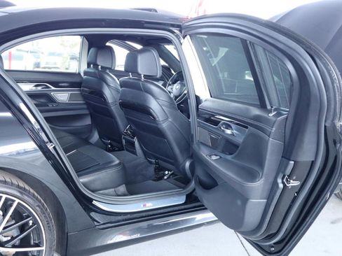 Used 2018 BMW 750i RWD image 36