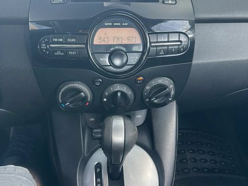 Used 2013 MAZDA MAZDA2 Sport FWD image 6