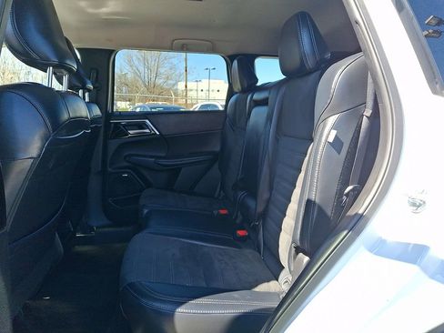 Used 2025 Mitsubishi Outlander SE image 12