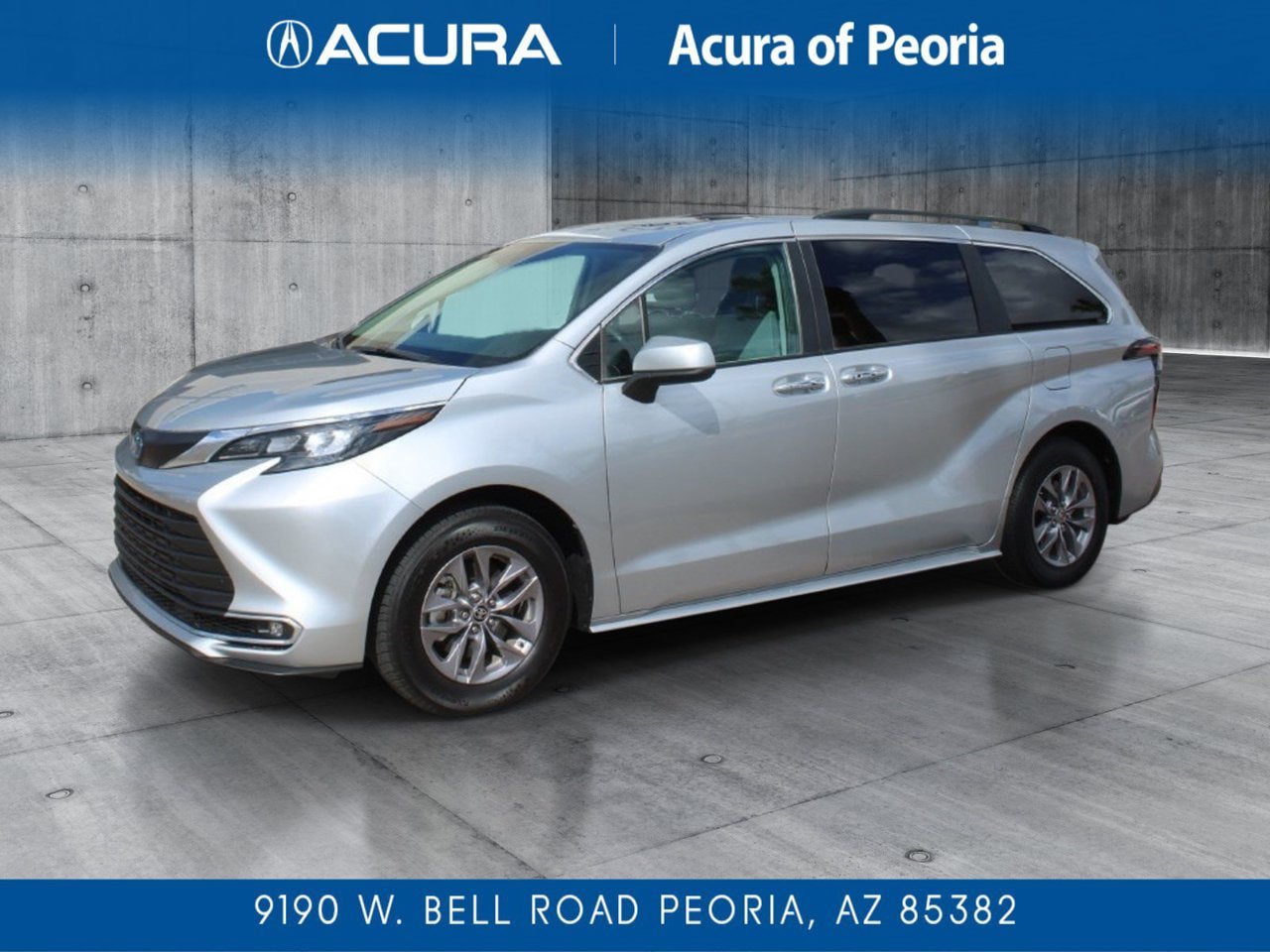 Used 2024 Toyota Sienna XLE FWD image 1