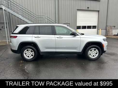 Used 2024 Jeep Grand Cherokee Laredo w/ Luxury Tech Group I AWD/4WD image 2