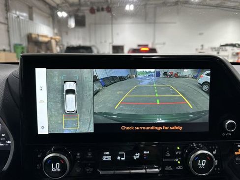 Used 2023 Toyota Highlander Limited image 28