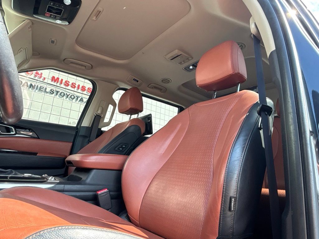Used 2023 Kia Carnival SX Prestige FWD image 11