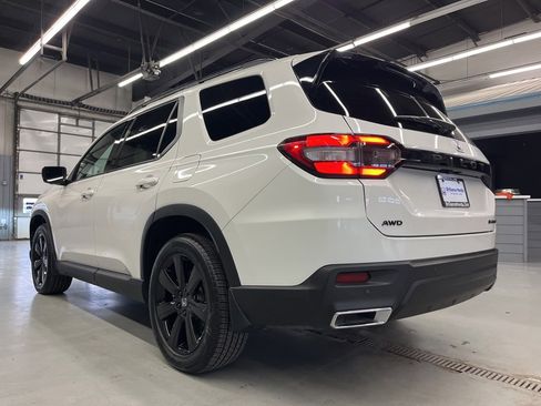 Used 2025 Honda Pilot Black Edition image 5