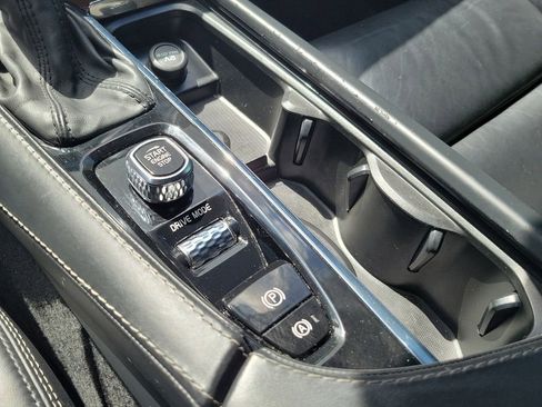 Used 2018 Volvo XC90 T5 Momentum w/ Convenience Package FWD image 32