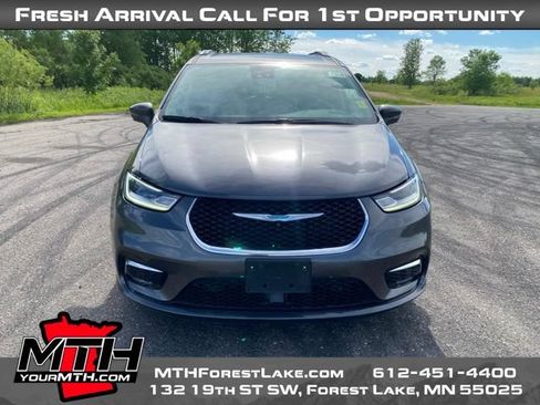 Used 2021 Chrysler Pacifica Touring-L FWD image 3