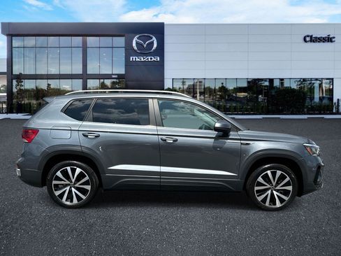 Used 2023 Volkswagen Taos SE w/ Panoramic Sunroof Package FWD image 2