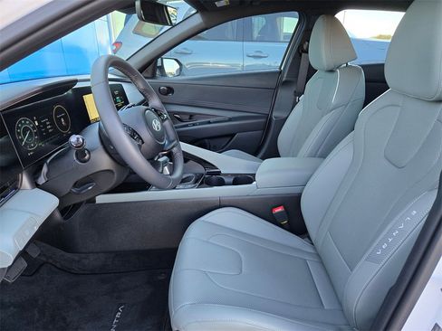 Used 2025 Hyundai Elantra Limited image 9