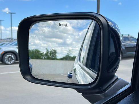 Used 2018 Jeep Renegade Latitude w/ Popular Equipment Group image 18