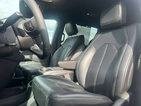 Used 2025 Chrysler Pacifica Select FWD image 11