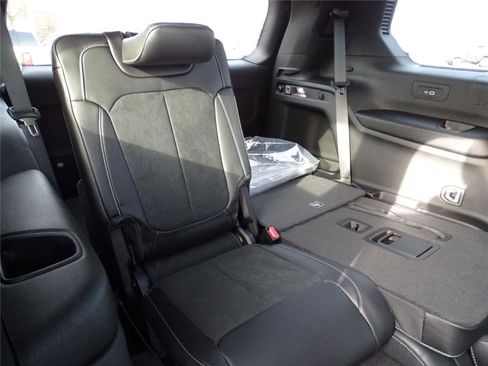 Used 2025 Jeep Grand Cherokee L Altitude image 12