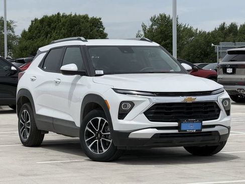 Used 2025 Chevrolet TrailBlazer LT AWD/4WD image 2