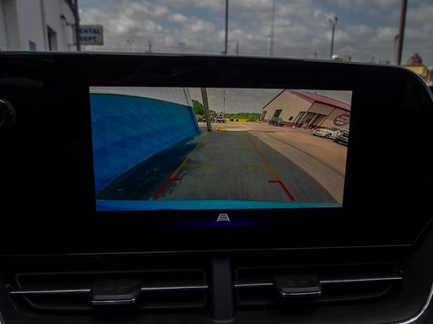 Used 2025 Chevrolet Trax LT FWD image 17
