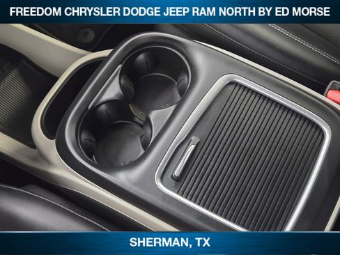 Used 2024 Chrysler Pacifica Touring-L image 14