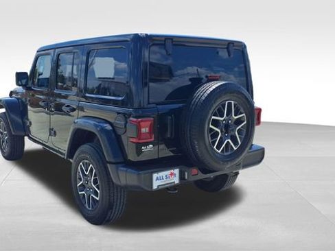 Used 2025 Jeep Wrangler Sahara image 5