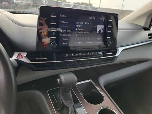 Used 2022 Toyota Sienna LE image 18