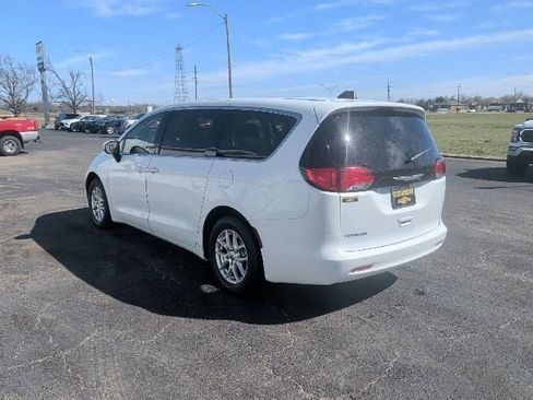 Used 2023 Chrysler Voyager LX FWD image 3
