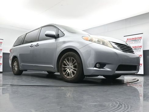 Used 2016 Toyota Sienna XLE Premium FWD image 18