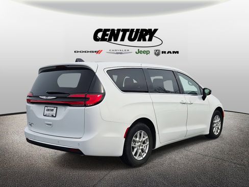 Used 2024 Chrysler Pacifica Touring-L image 4