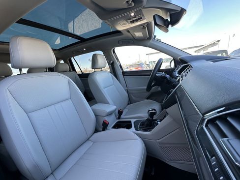 Used 2023 Volkswagen Tiguan SE w/ Panoramic Sunroof Package image 11