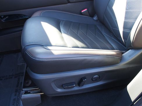 Used 2023 Nissan Pathfinder Platinum w/ Black Appearance Package image 19