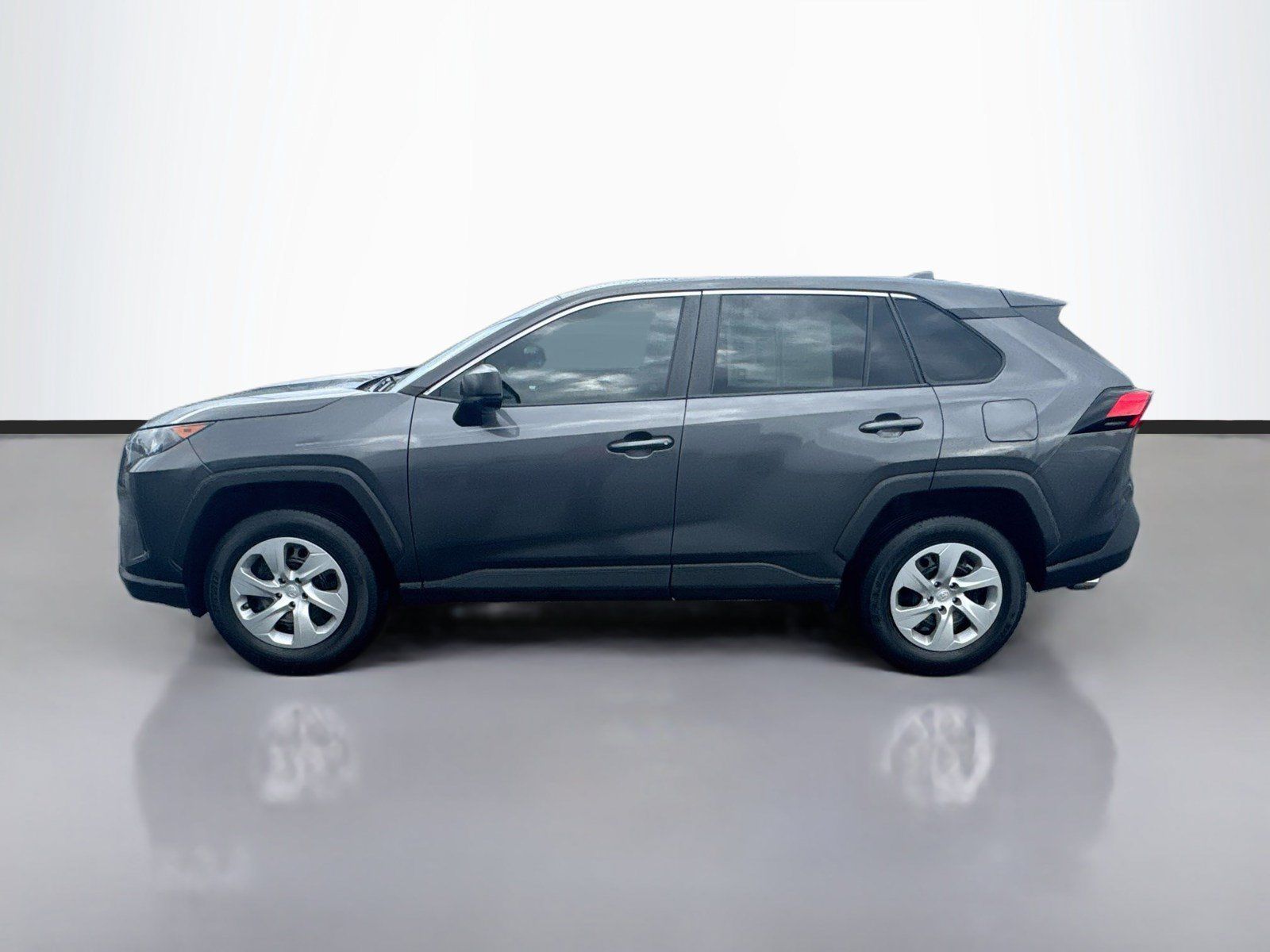 Used 2022 Toyota RAV4 LE AWD/4WD image 4