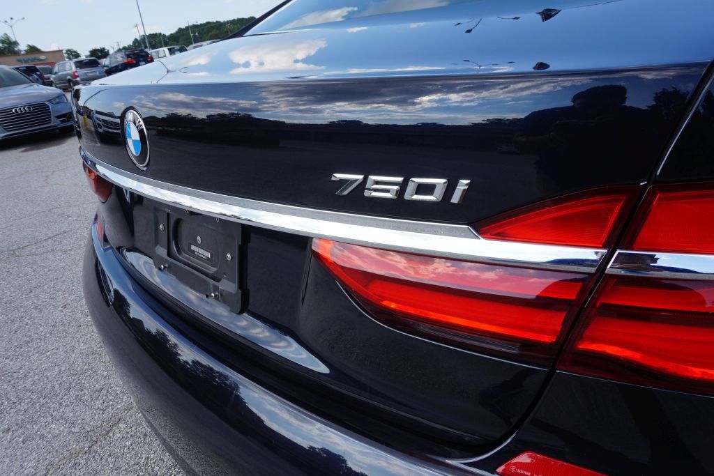 Used 2019 BMW 750i w/ Executive Package RWD image 9