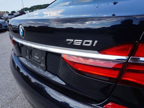 Used 2019 BMW 750i w/ Executive Package image 9