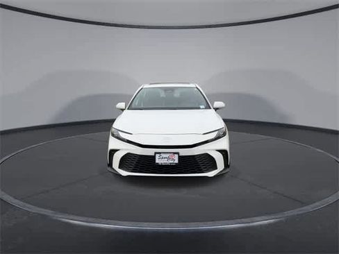 Used 2025 Toyota Camry SE image 3