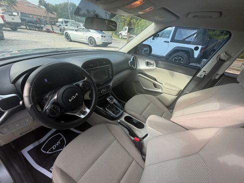 Used 2022 Kia Soul LX image 9
