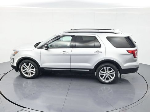 Used 2017 Ford Explorer XLT w/ Equipment Group 202A AWD/4WD image 44