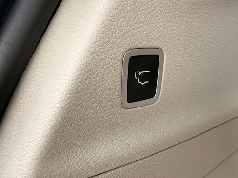 Used 2021 Chrysler Pacifica Touring-L FWD image 38