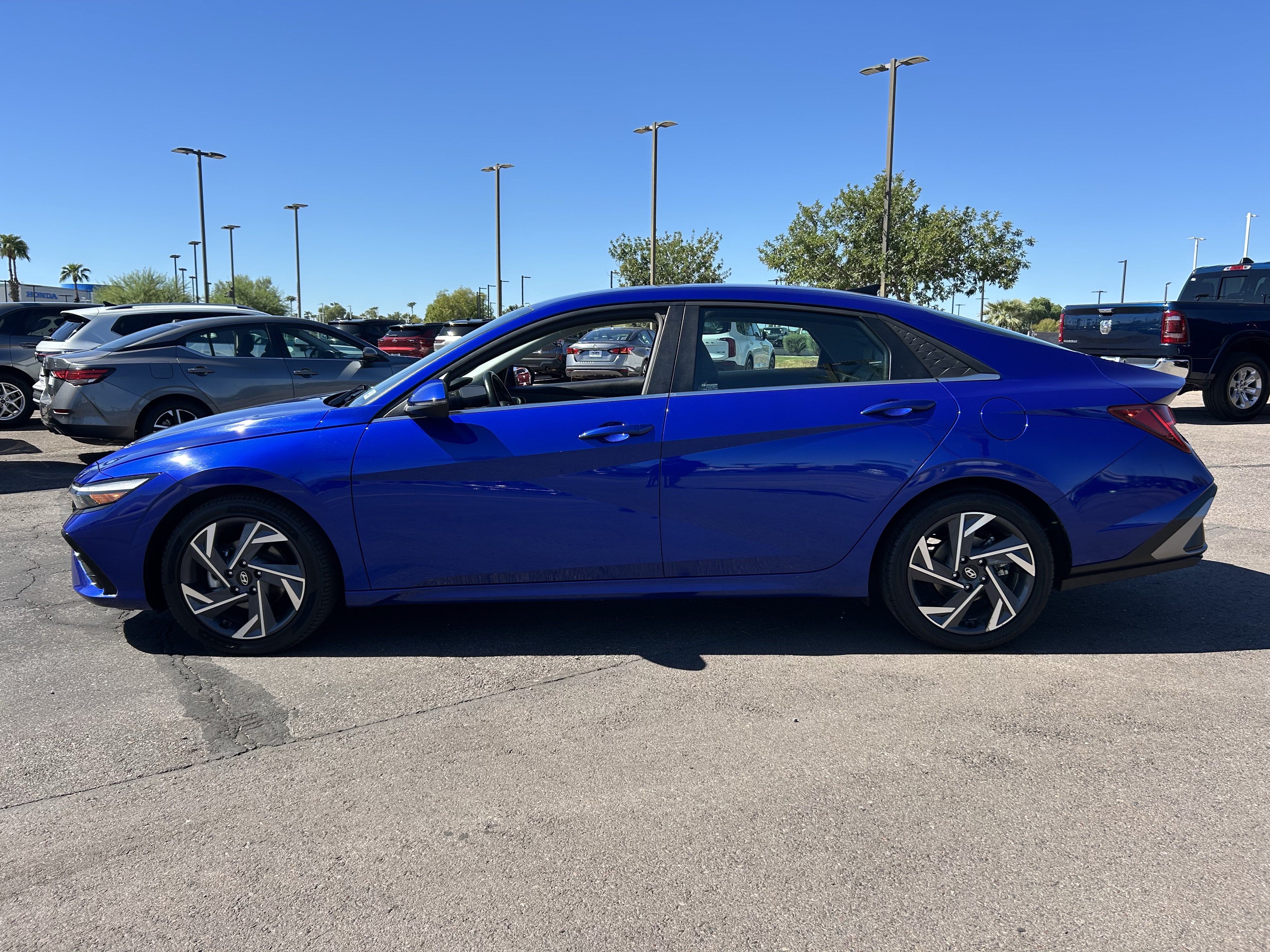 Used 2025 Hyundai Elantra Limited FWD image 3