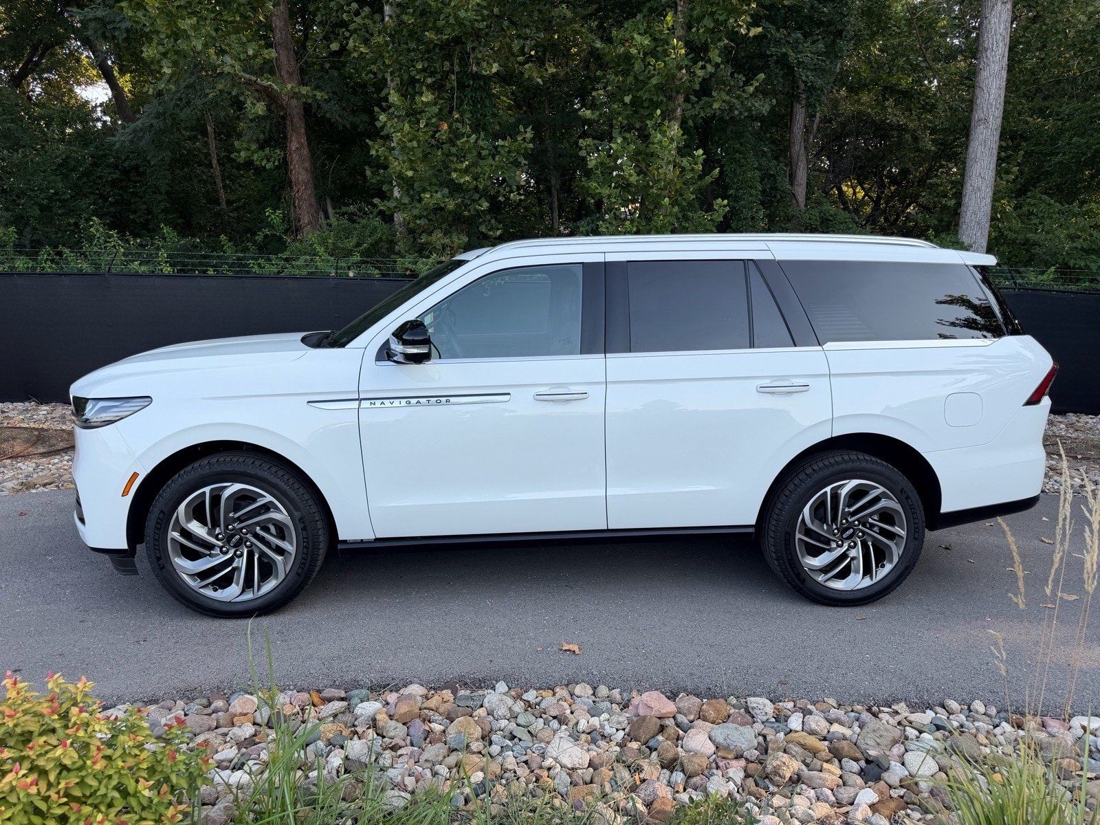 New 2027 Lincoln Navigator Reserve AWD/4WD image 2