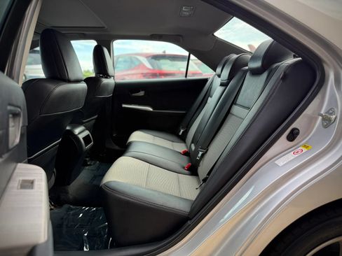 Used 2014 Toyota Camry SE w/ Moonroof Package FWD image 16