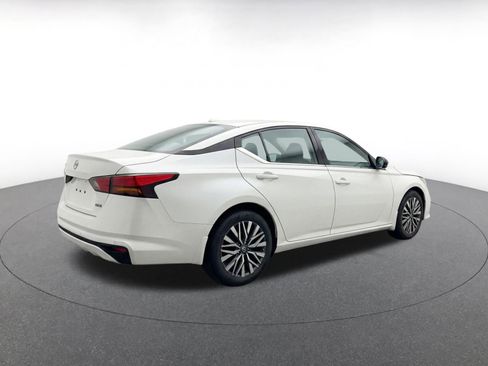 Used 2025 Nissan Altima 2.5 SV FWD image 9