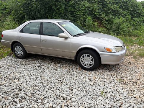 Used 2001 Toyota Camry LE w/ Value Pkg 3 FWD image 3