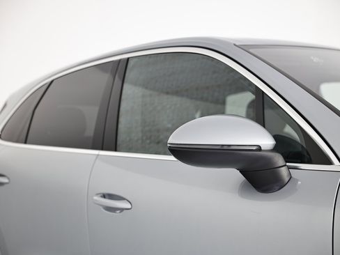 Used 2022 Porsche Cayenne Platinum Edition image 16