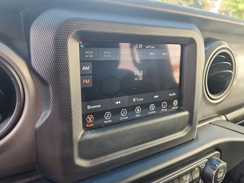 Used 2022 Jeep Gladiator Sport image 18