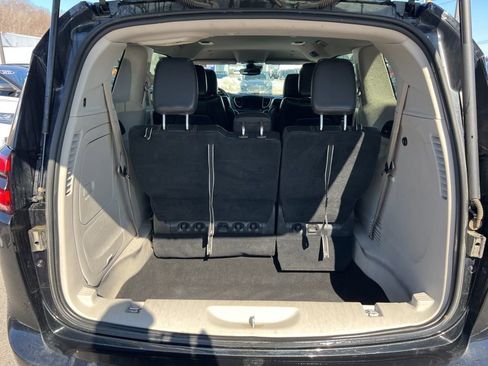 Used 2022 Chrysler Pacifica Touring-L w/ Uconnect Theater Family Group FWD image 24