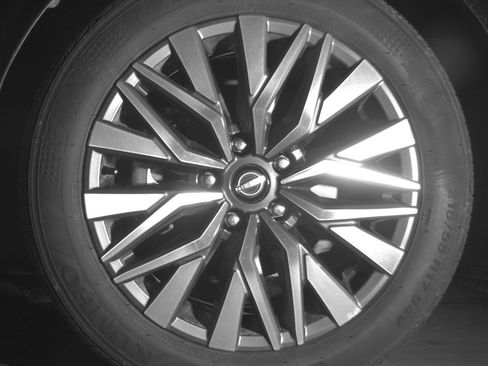 Used 2025 Nissan Altima 2.5 SV FWD image 12